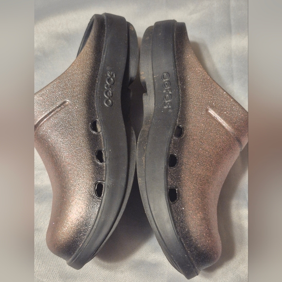 OOFOS Women's Size 9 Bronze Glitter Slip-On Clogs - Picture 9 of 10